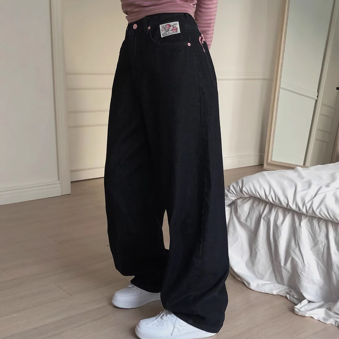 デニムパンツ バックロゴ レディース 韓国 ファッション バラ ローズ パッチ 刺繍ロゴ ヒップロゴ ブラック デニム