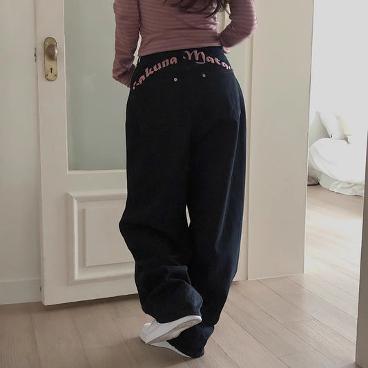 デニムパンツ バックロゴ レディース 韓国 ファッション バラ ローズ パッチ 刺繍ロゴ ヒップロゴ ブラック デニム