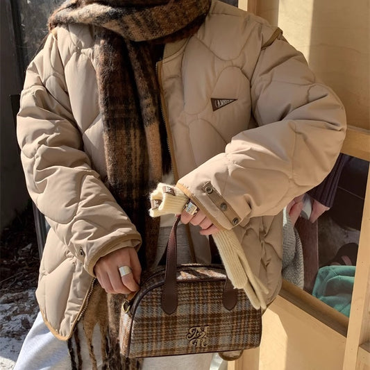 ノーカラー キルティング ジャケット 中綿アウター レディース 韓国 ファッション ステッチ 防寒 ロゴ パデッドジャケット