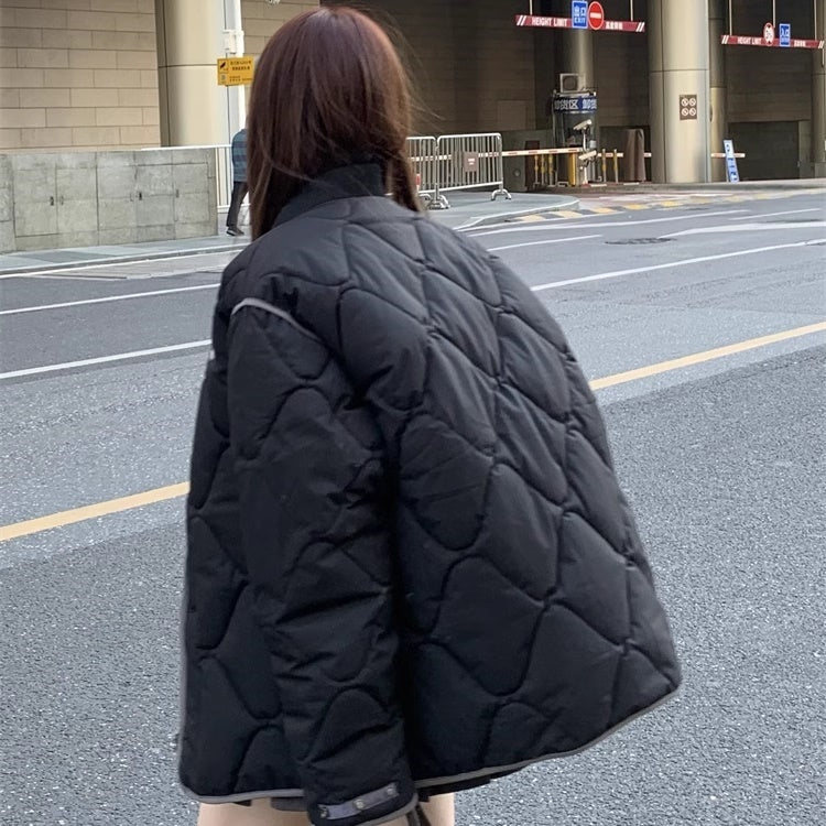ノーカラー キルティング ジャケット 中綿アウター レディース 韓国 ファッション ステッチ 防寒 ロゴ パデッドジャケット