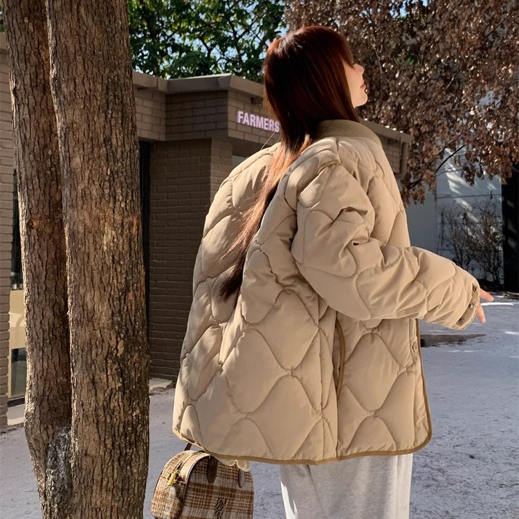 ノーカラー キルティング ジャケット 中綿アウター レディース 韓国 ファッション ステッチ 防寒 ロゴ パデッドジャケット