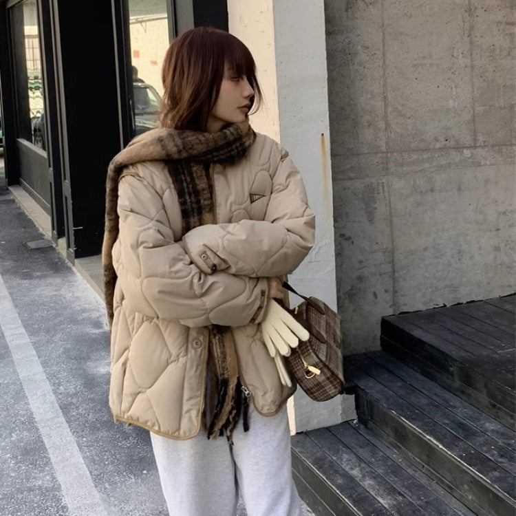ノーカラー キルティング ジャケット 中綿アウター レディース 韓国 ファッション ステッチ 防寒 ロゴ パデッドジャケット