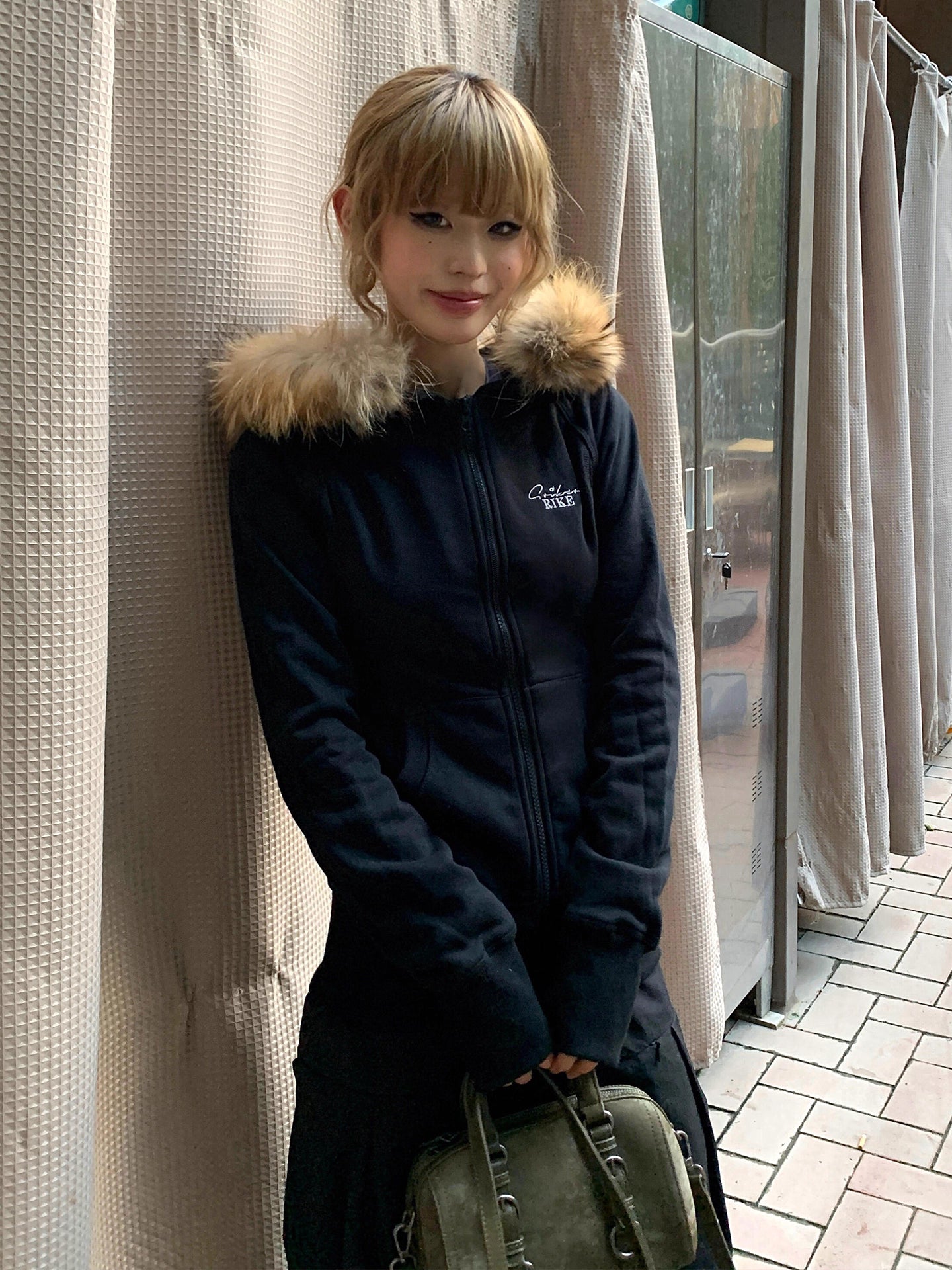 ファーフード ジップ パーカー レディース 韓国 ファッション タイト ストレッチ ロゴパーカー