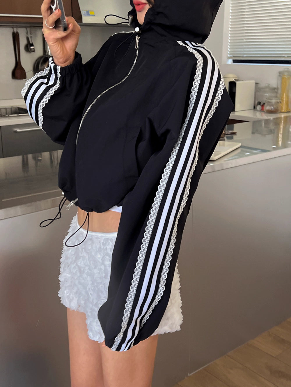 レース ライン ナイロンジャケット韓国 スポーティ ファッション フォード ショート丈 ドローコード 調整 ジャケット