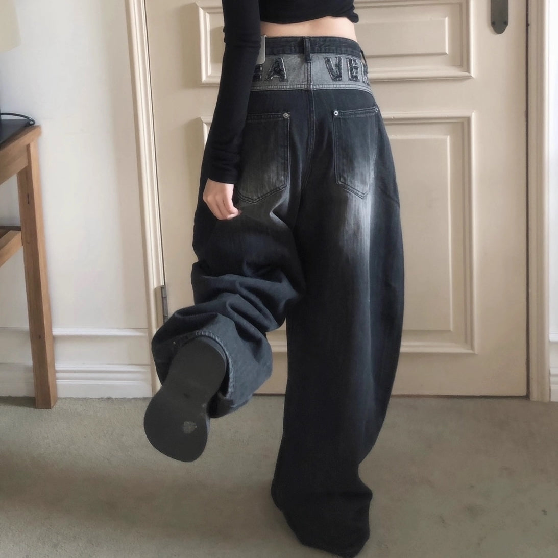 バックロゴ デニム パンツ レディース 韓国 ファッション バレルレッグ ジーンズ ロゴ バックロゴ ワイドパンツ カーブパンツ ブラックデニム アッシュデニム 黒デニム ヴィンテージ バルーン デニム