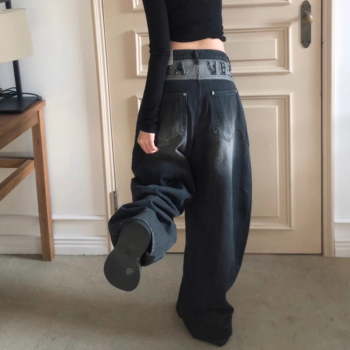 バックロゴ デニム パンツ レディース 韓国 ファッション バレルレッグ ジーンズ ロゴ バックロゴ ワイドパンツ カーブパンツ ブラックデニム アッシュデニム 黒デニム ヴィンテージ バルーン デニム