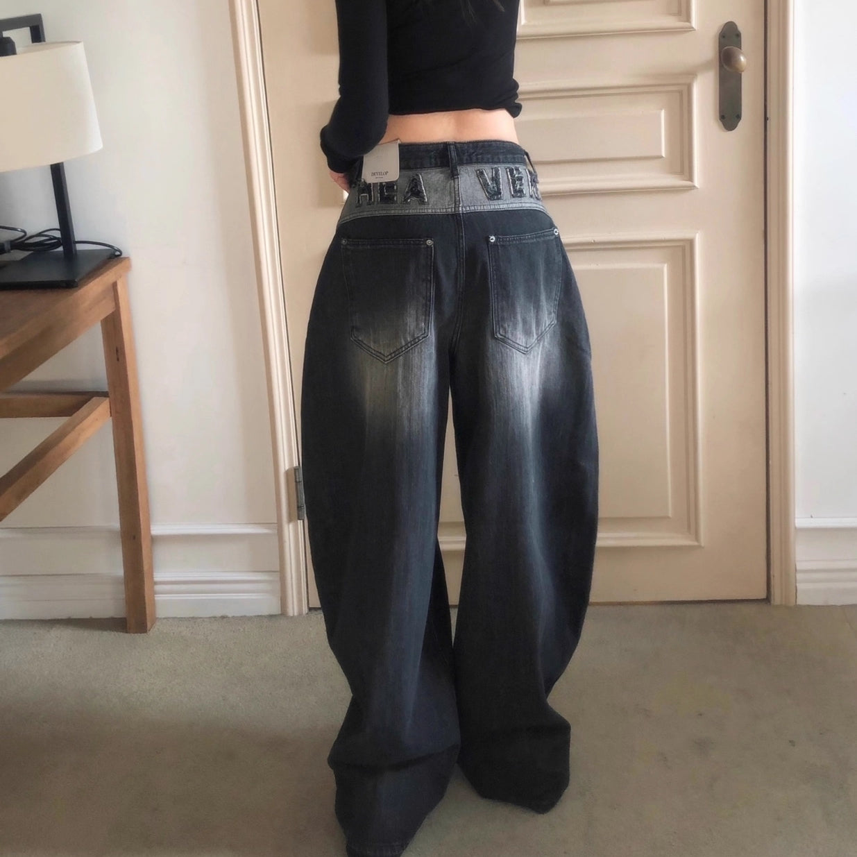 バックロゴ デニム パンツ レディース 韓国 ファッション バレルレッグ ジーンズ ロゴ バックロゴ ワイドパンツ カーブパンツ ブラックデニム アッシュデニム 黒デニム ヴィンテージ バルーン デニム