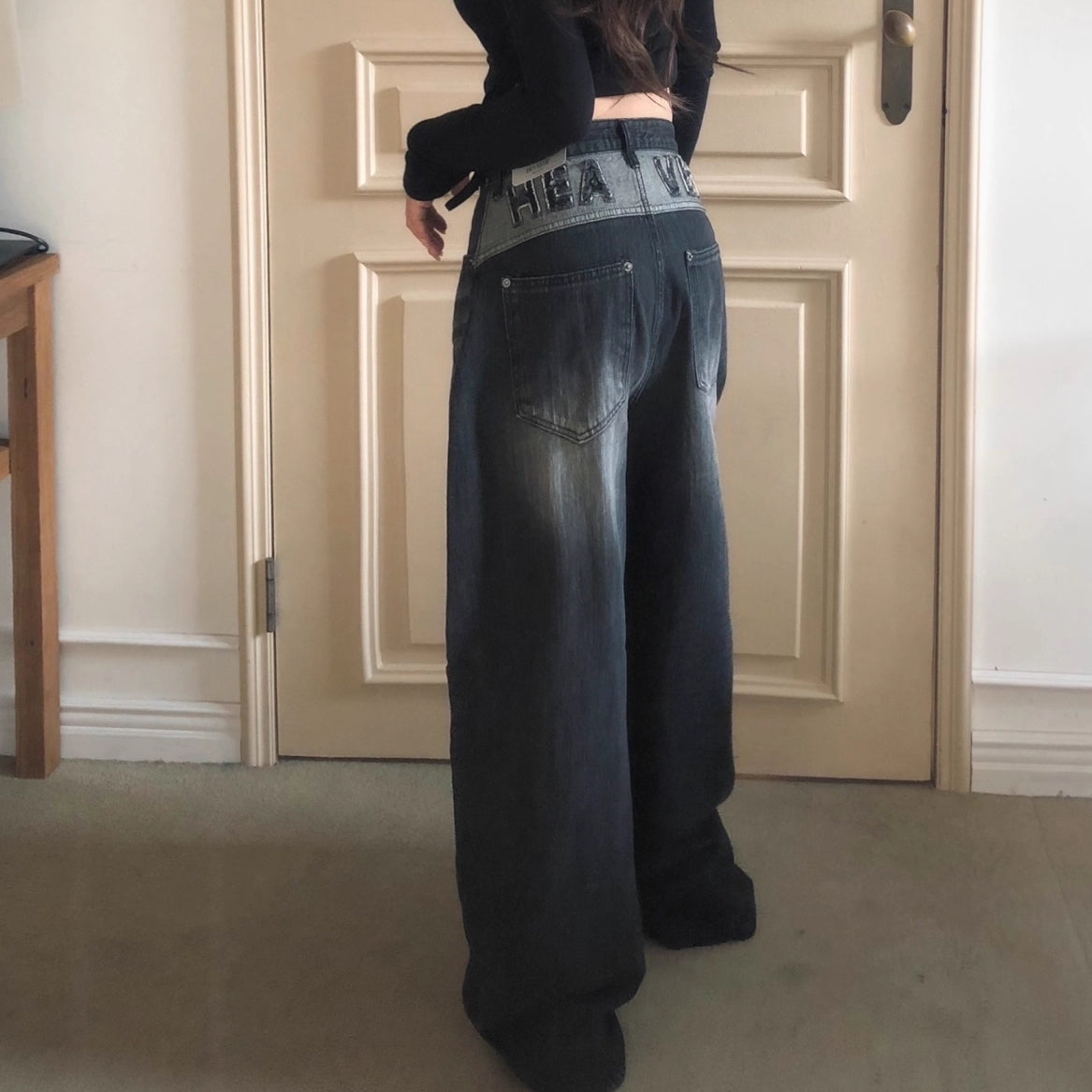 バックロゴ デニム パンツ レディース 韓国 ファッション バレルレッグ ジーンズ ロゴ バックロゴ ワイドパンツ カーブパンツ ブラックデニム アッシュデニム 黒デニム ヴィンテージ バルーン デニム