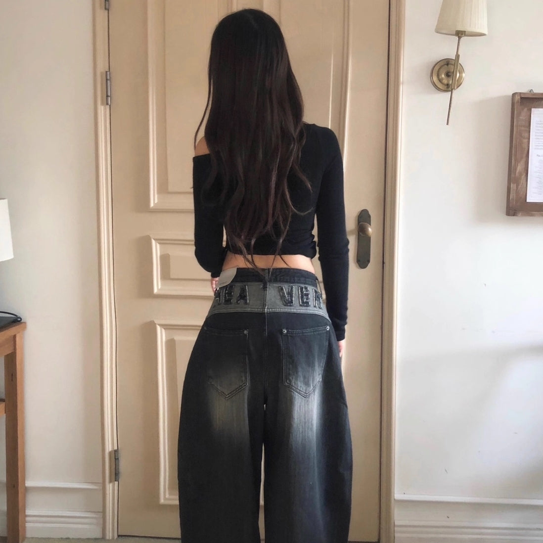 バックロゴ デニム パンツ レディース 韓国 ファッション バレルレッグ ジーンズ ロゴ バックロゴ ワイドパンツ カーブパンツ ブラックデニム アッシュデニム 黒デニム ヴィンテージ バルーン デニム