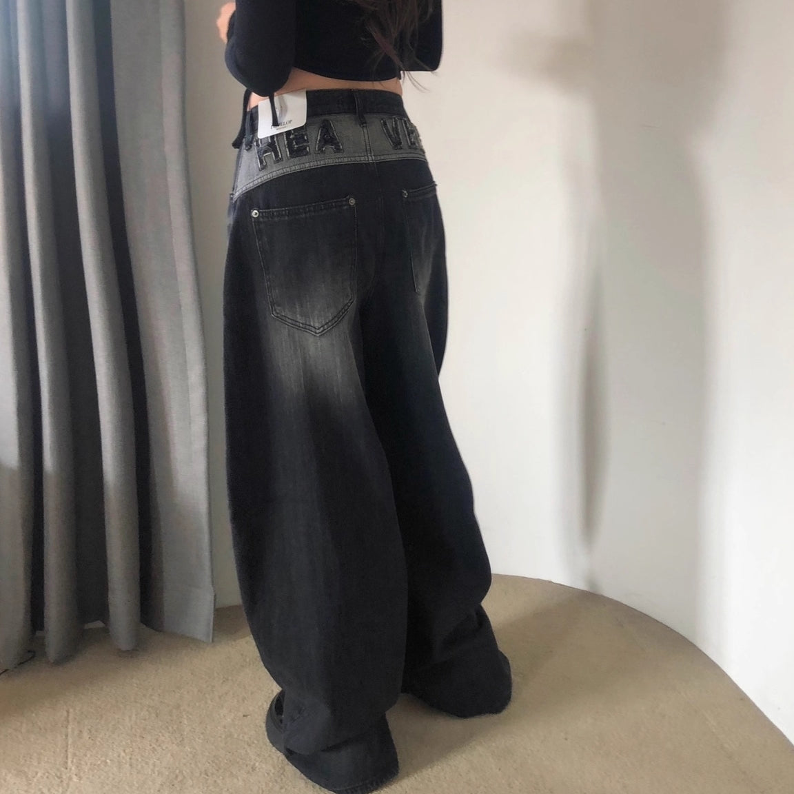 バックロゴ デニム パンツ レディース 韓国 ファッション バレルレッグ ジーンズ ロゴ バックロゴ ワイドパンツ カーブパンツ ブラックデニム アッシュデニム 黒デニム ヴィンテージ バルーン デニム